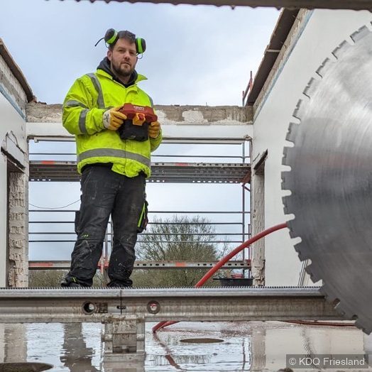 Mitarbeiter mit Betons&auml;ge – Froschperspektive