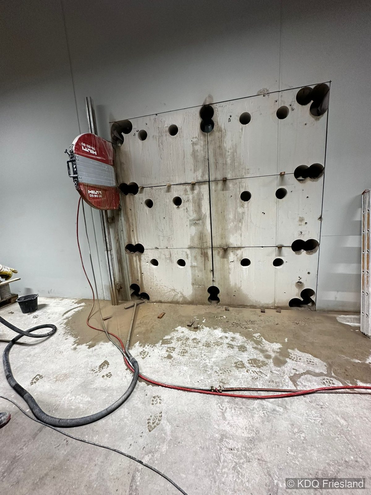 Betonwand mit Kernbohrungen und Wandschnitt